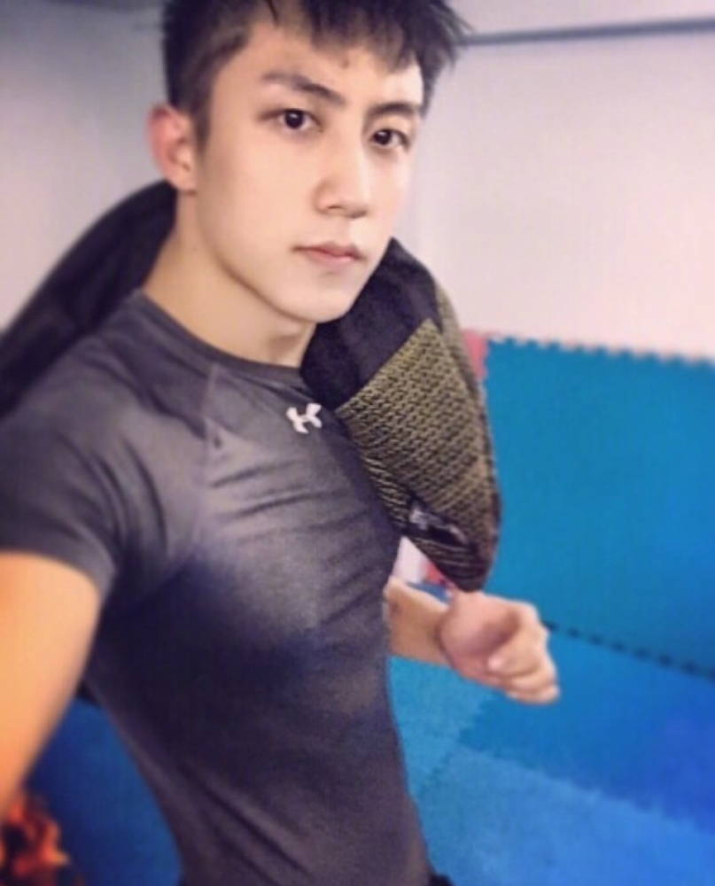 东北男明星小鲜肉帅哥黄景瑜自拍照帅气图片 9