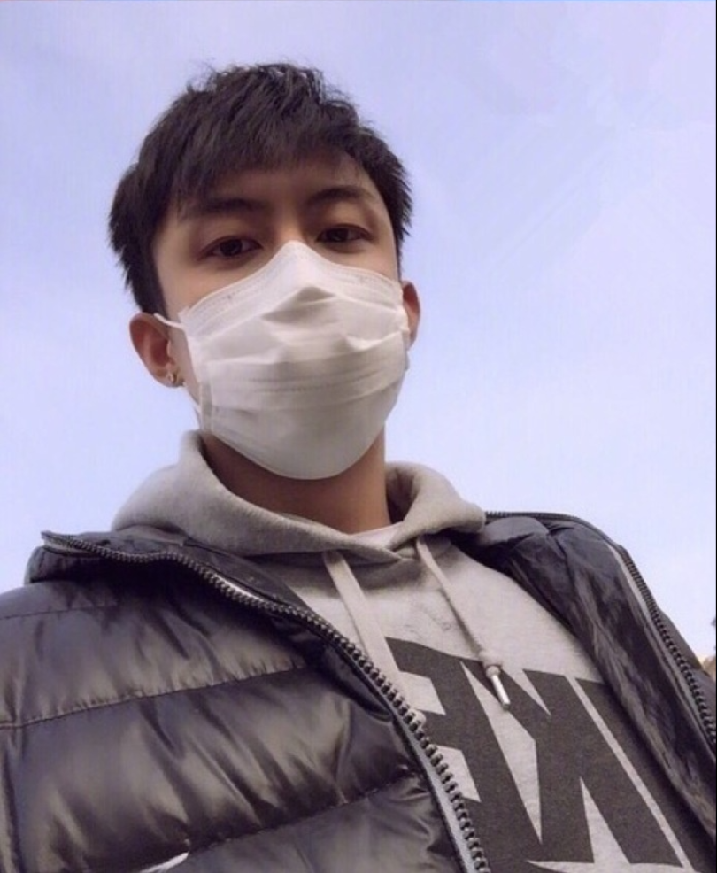 东北男明星小鲜肉帅哥黄景瑜自拍照帅气图片 10