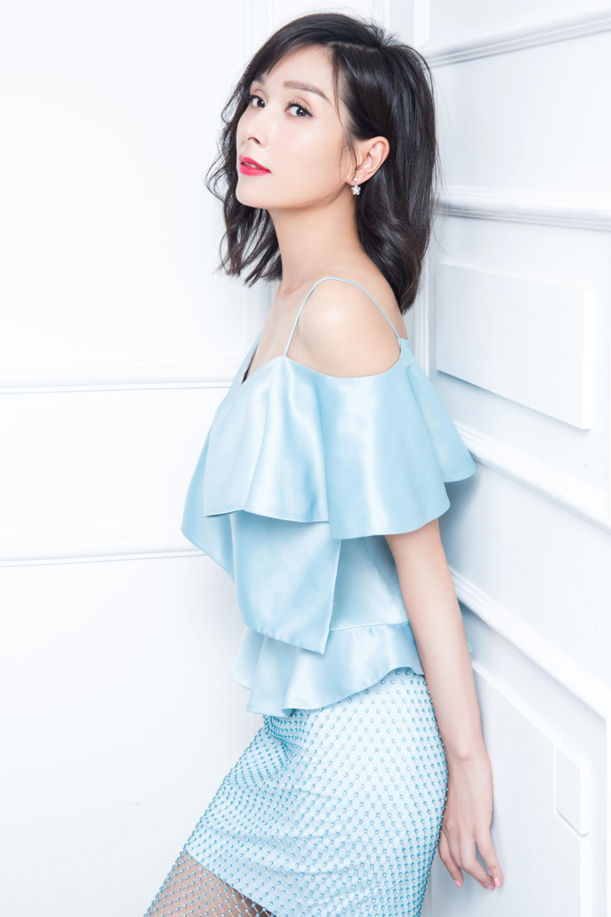 上海美女明星杨恭如初春居家时尚大片 3