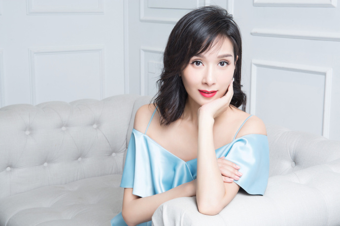 上海美女明星杨恭如初春居家时尚大片 4