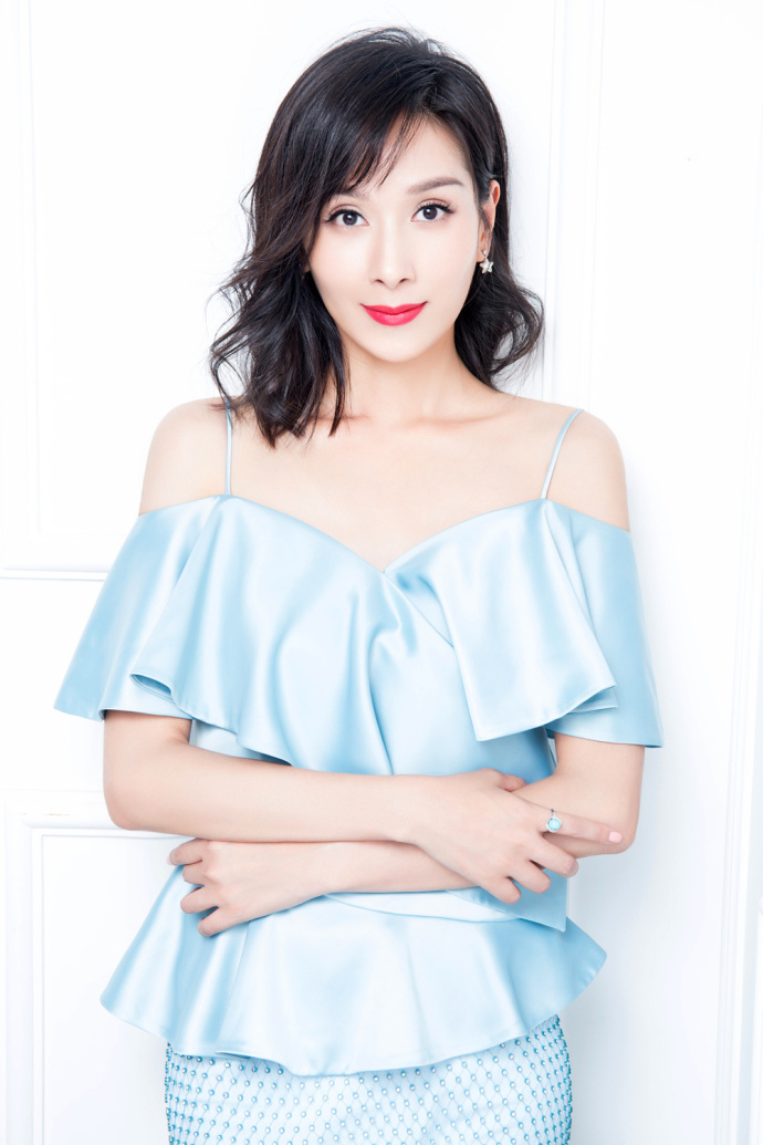 上海美女明星杨恭如初春居家时尚大片 5