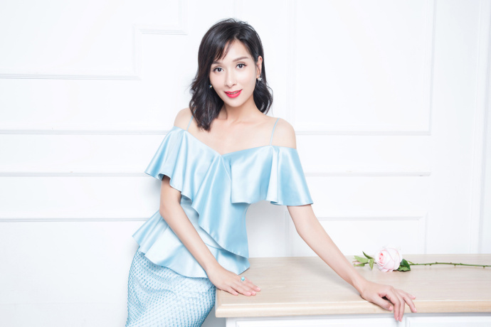 上海美女明星杨恭如初春居家时尚大片 6