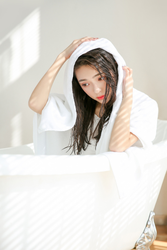 性感美女浴缸湿发性感撩人诱惑图片 2