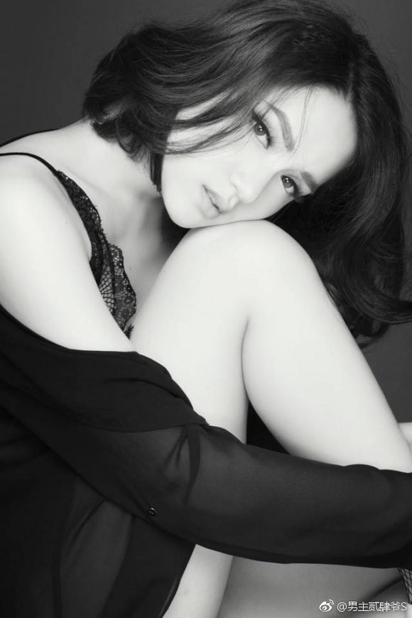 短发美女性感黑白艺术照诱惑图片