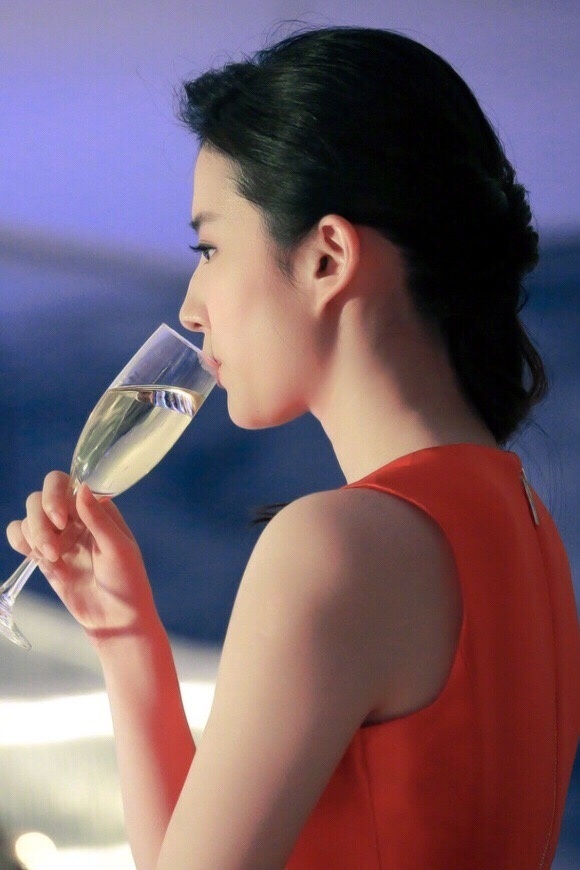 小仙女美女明星刘亦菲侧颜盛世美颜图片 3