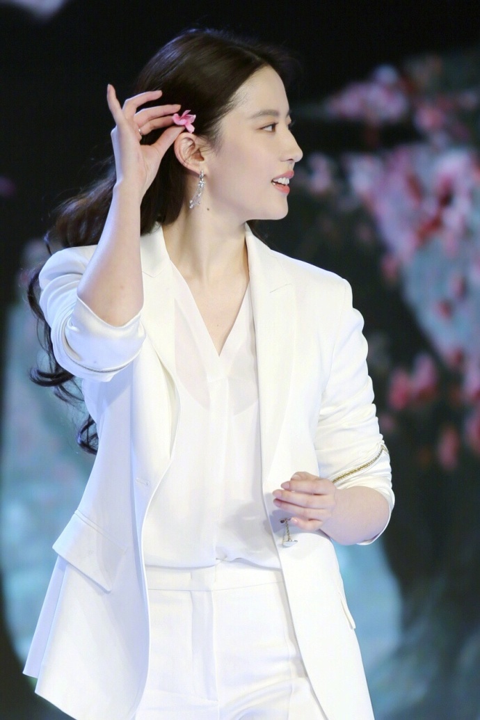 小仙女美女明星刘亦菲侧颜盛世美颜图片 5