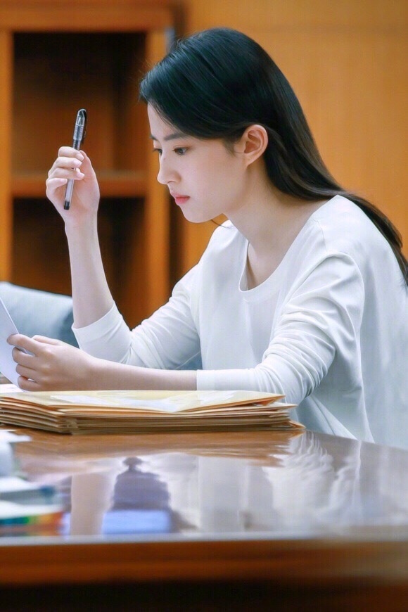 小仙女美女明星刘亦菲侧颜盛世美颜图片 9