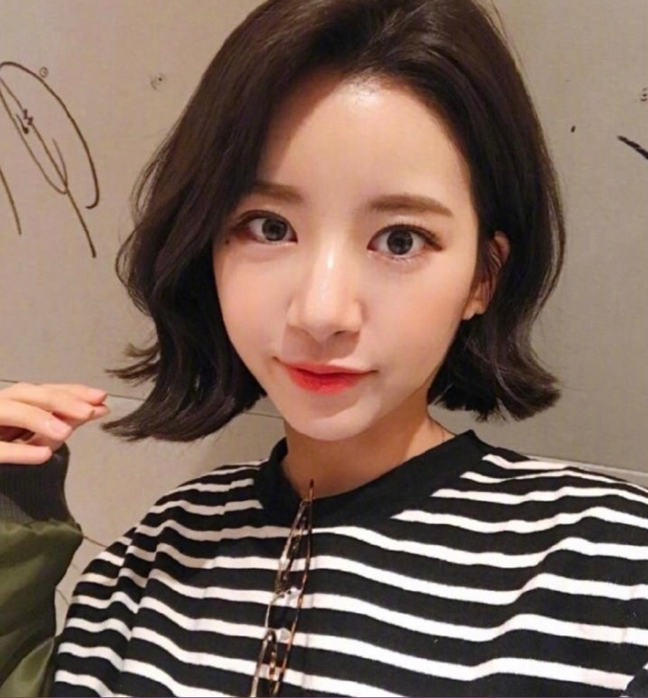 短发美女自拍照短发发型造型参考 2