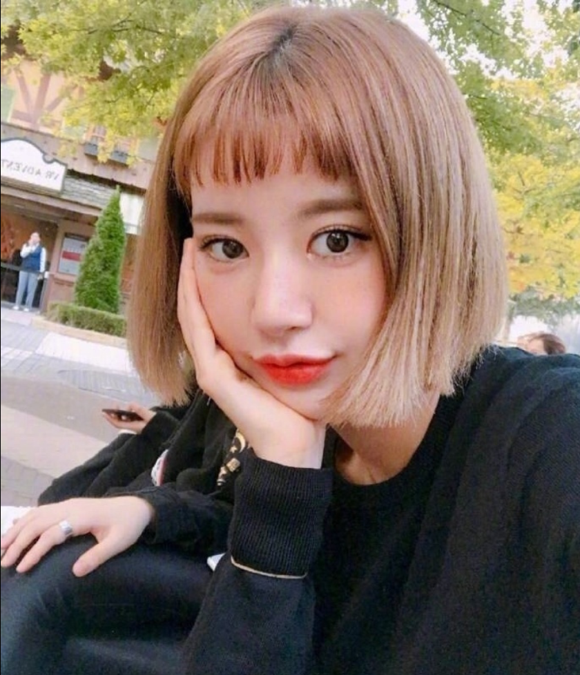 短发美女自拍照短发发型造型参考 3