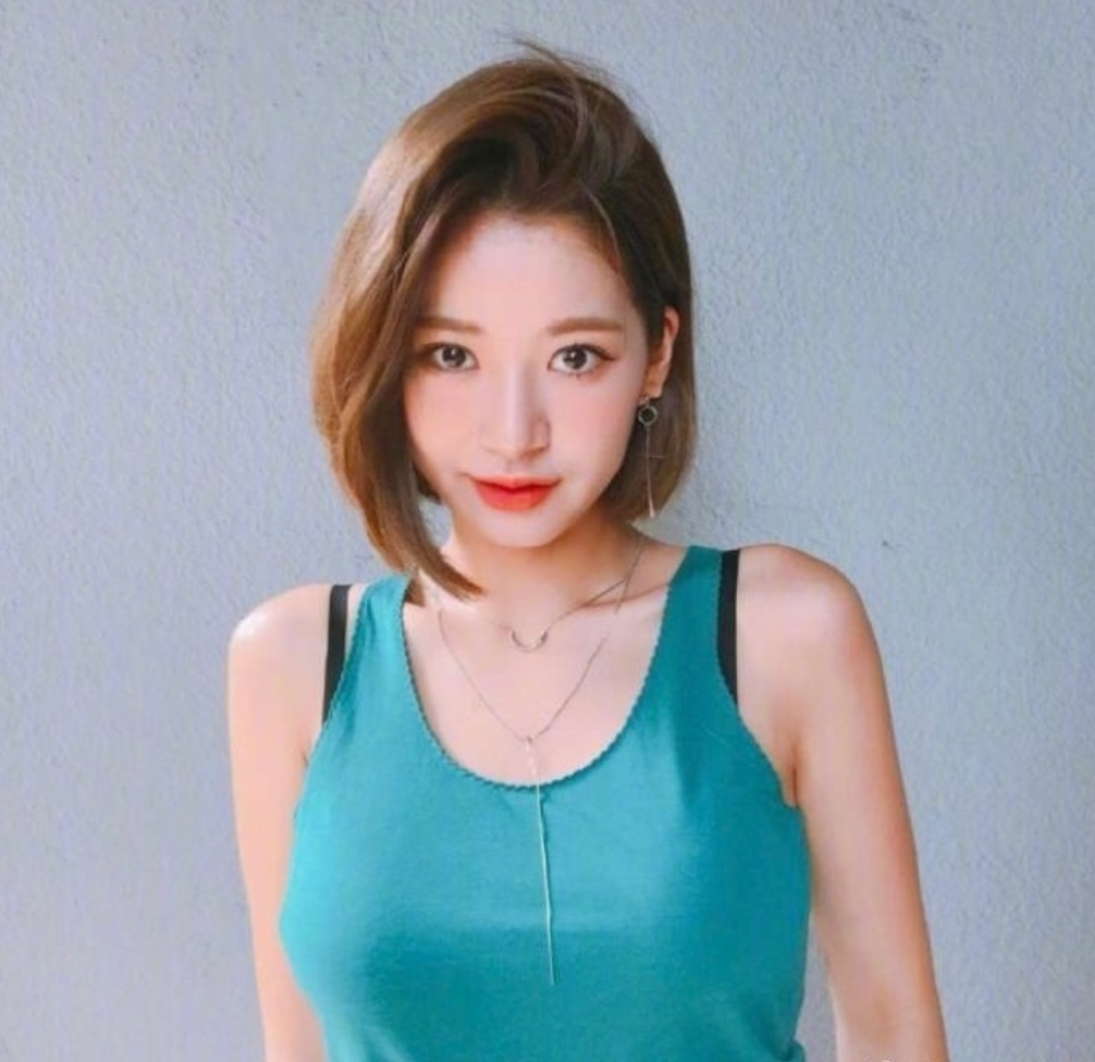 短发美女自拍照短发发型造型参考 12