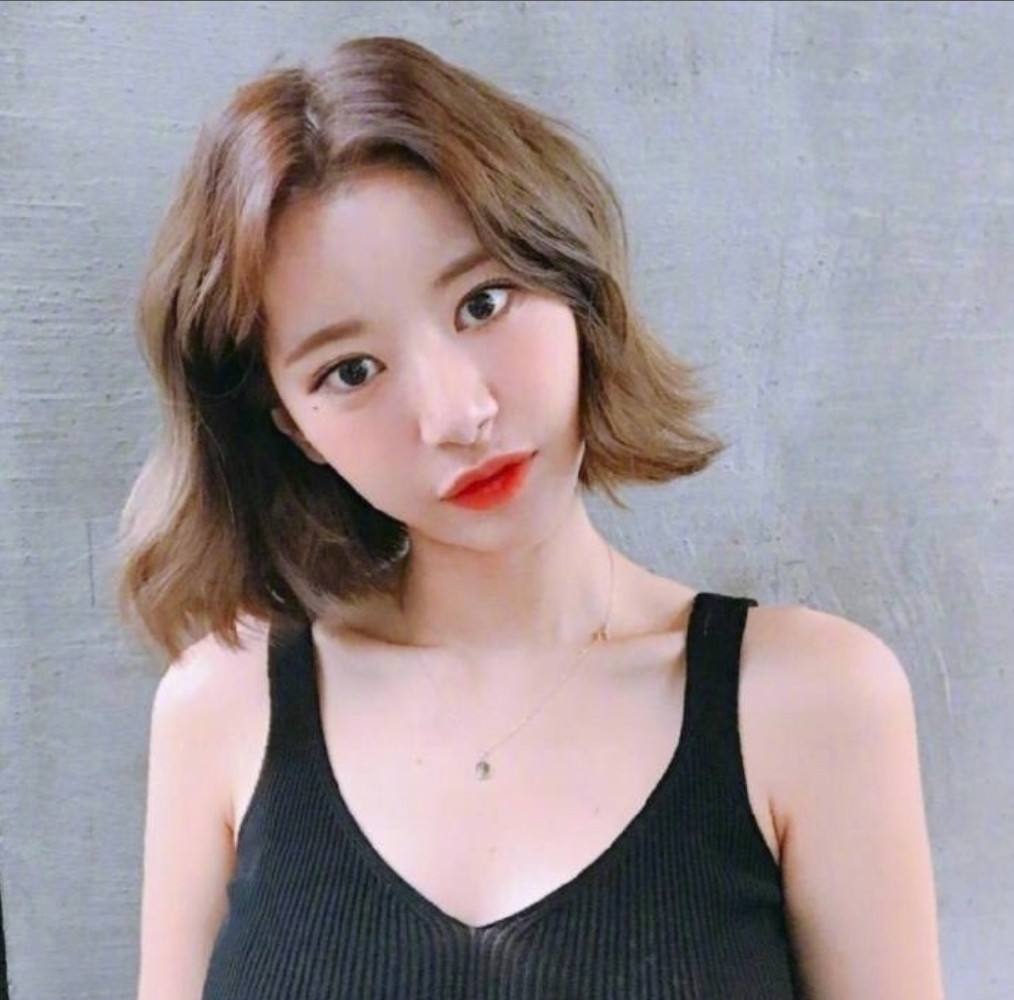 短发美女自拍照短发发型造型参考 13