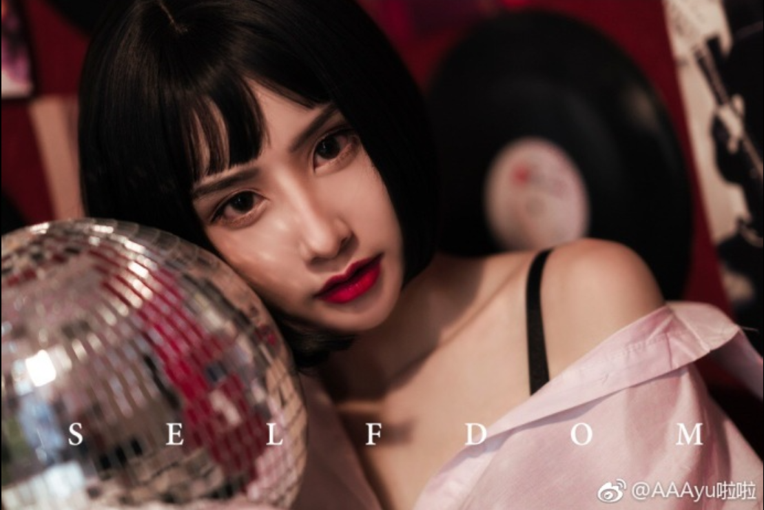 性感美女模特AAAyu啦啦白衬衫搭配大红唇诱惑福利 15