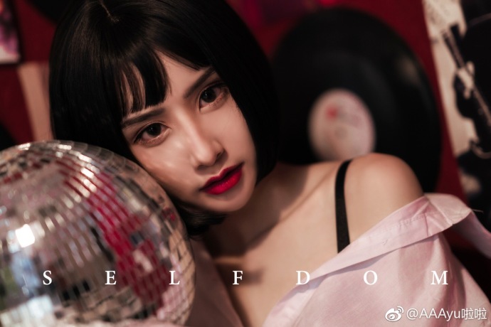 性感美女模特AAAyu啦啦白衬衫搭配大红唇诱惑福利 21
