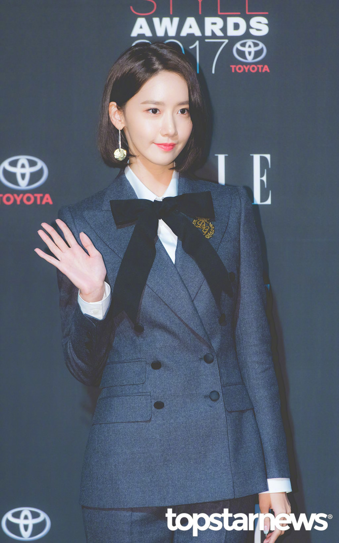韩国美女明星林允儿一身小西装俏丽又干练出席 2