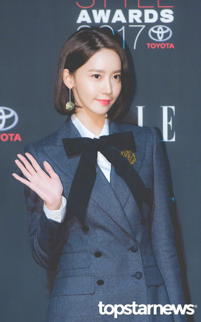 韩国美女明星林允儿一身小西装俏丽又干练出席 3