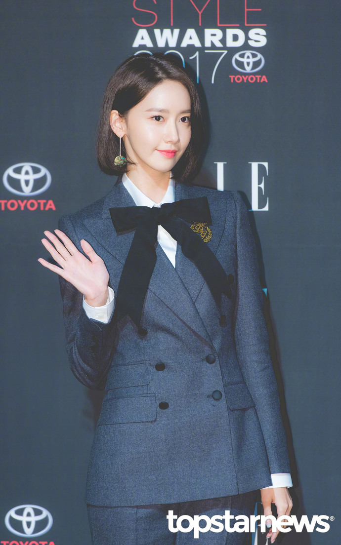 韩国美女明星林允儿一身小西装俏丽又干练出席 4