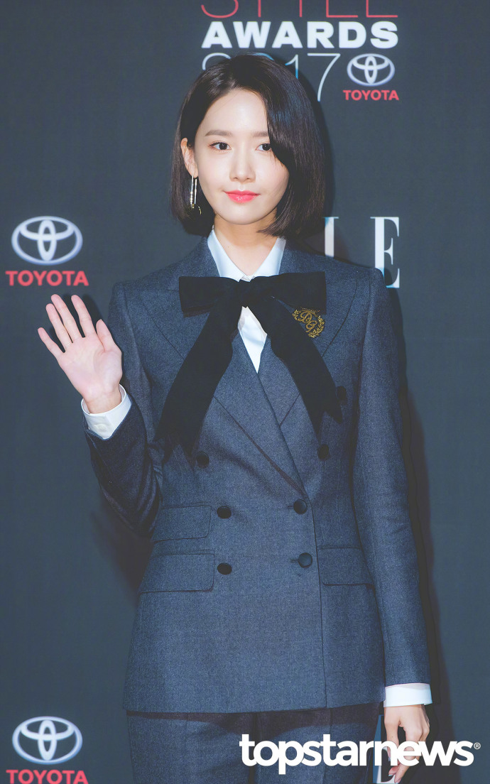 韩国美女明星林允儿一身小西装俏丽又干练出席 5