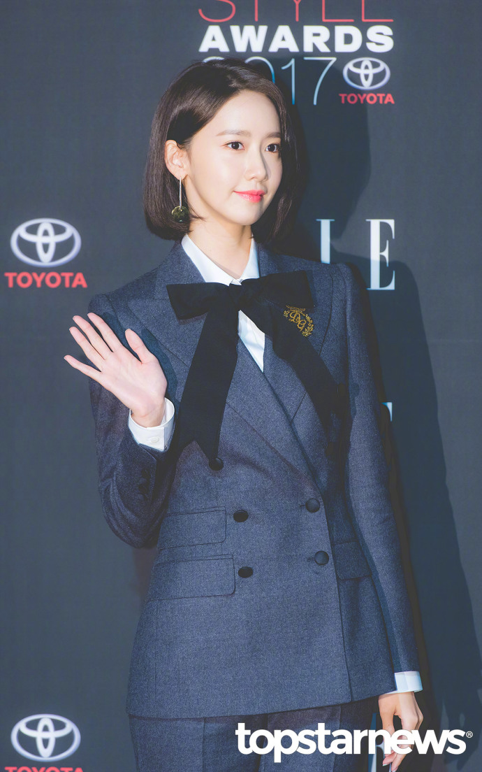 韩国美女明星林允儿一身小西装俏丽又干练出席 6