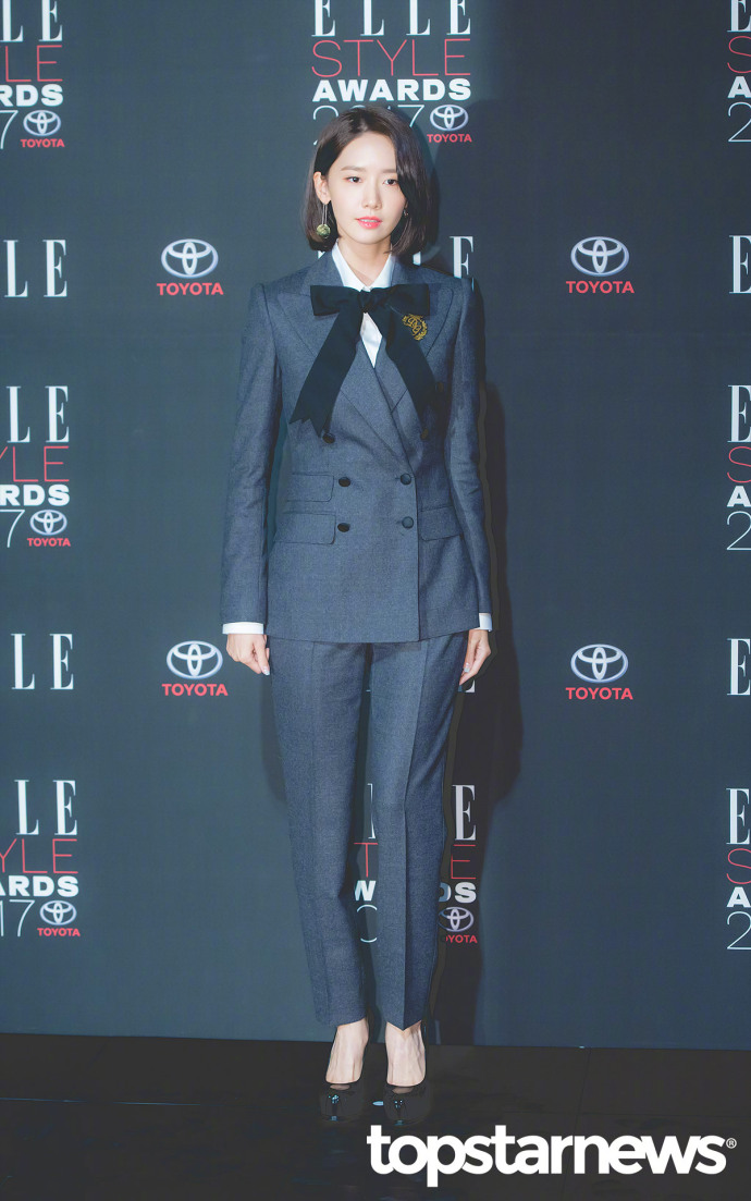 韩国美女明星林允儿一身小西装俏丽又干练出席 7