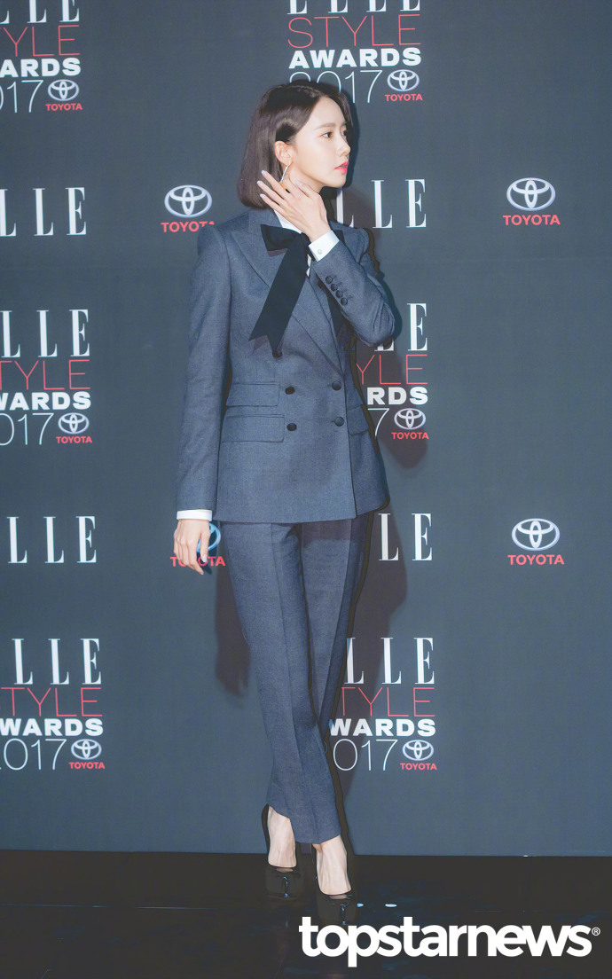 韩国美女明星林允儿一身小西装俏丽又干练出席 8