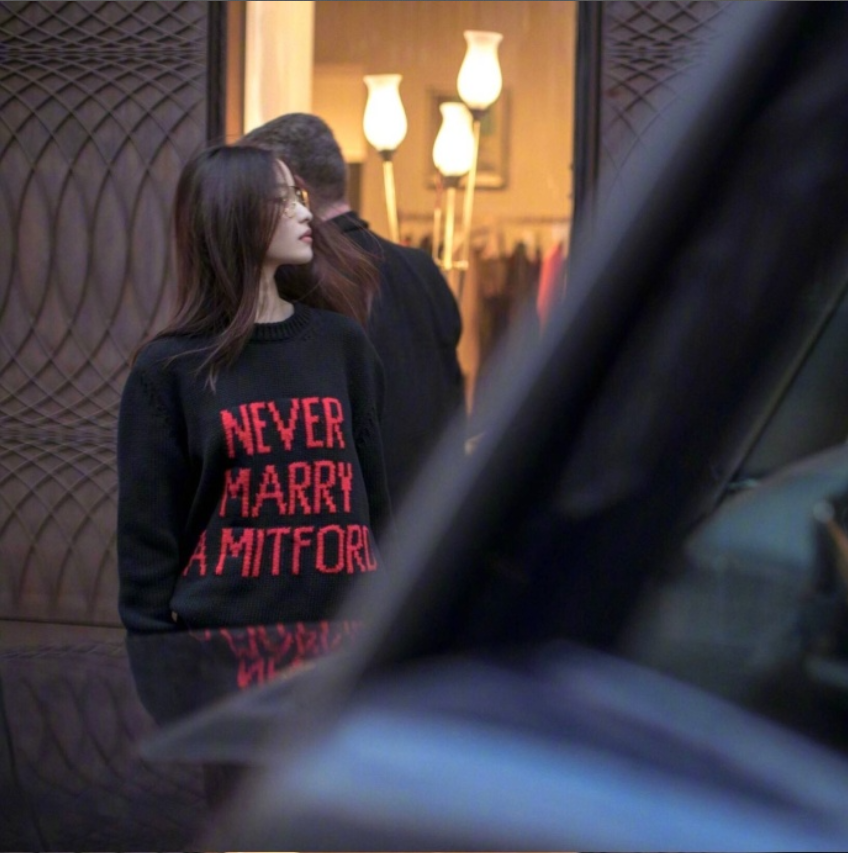 大眼美女明星倪妮&times;GUCCI教科书式的街拍舒服却不