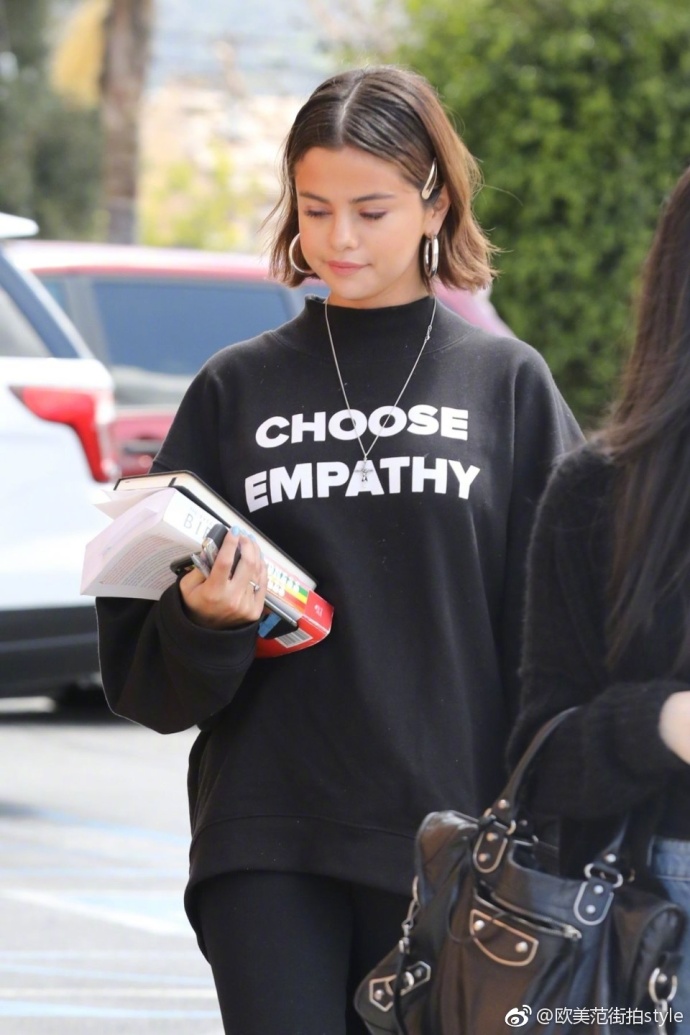 欧美美女明星Selena Gomez赛琳娜.戈麦斯黑色显瘦娃
