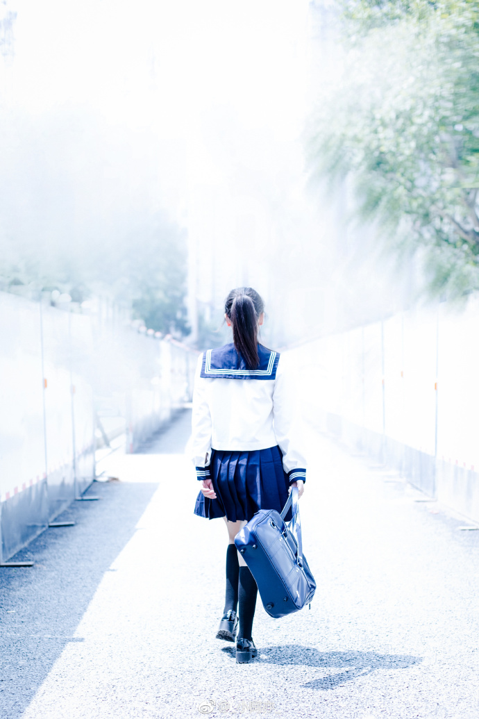 清纯学生妹清澈的眼光在微凉的春风唯美写真 5