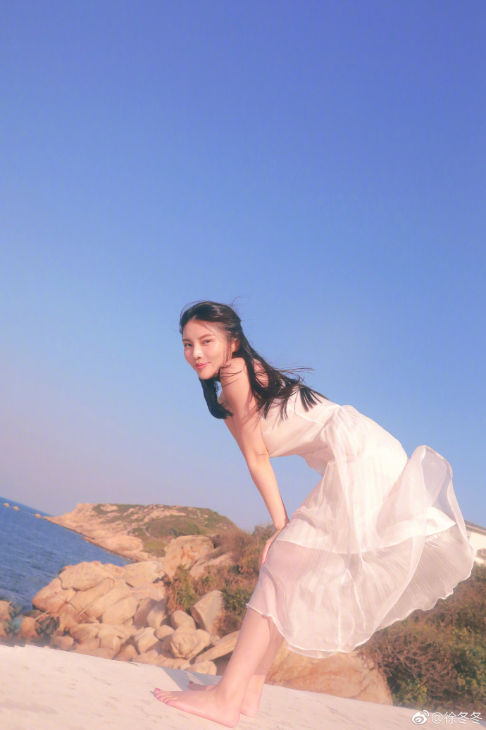 性感女星徐冬冬晒出一组海边写真白色吊带裙仍 2