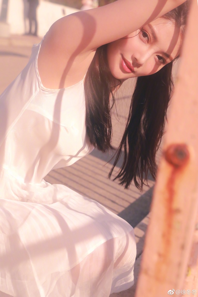 性感女星徐冬冬晒出一组海边写真白色吊带裙仍 3