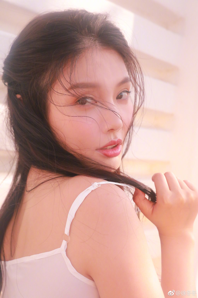 性感女星徐冬冬晒出一组海边写真白色吊带裙仍 4