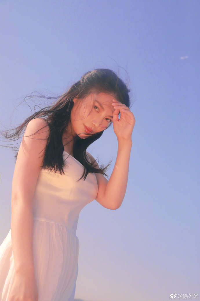 性感女星徐冬冬晒出一组海边写真白色吊带裙仍 5