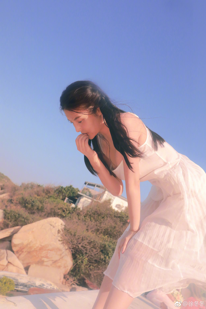 性感女星徐冬冬晒出一组海边写真白色吊带裙仍 6