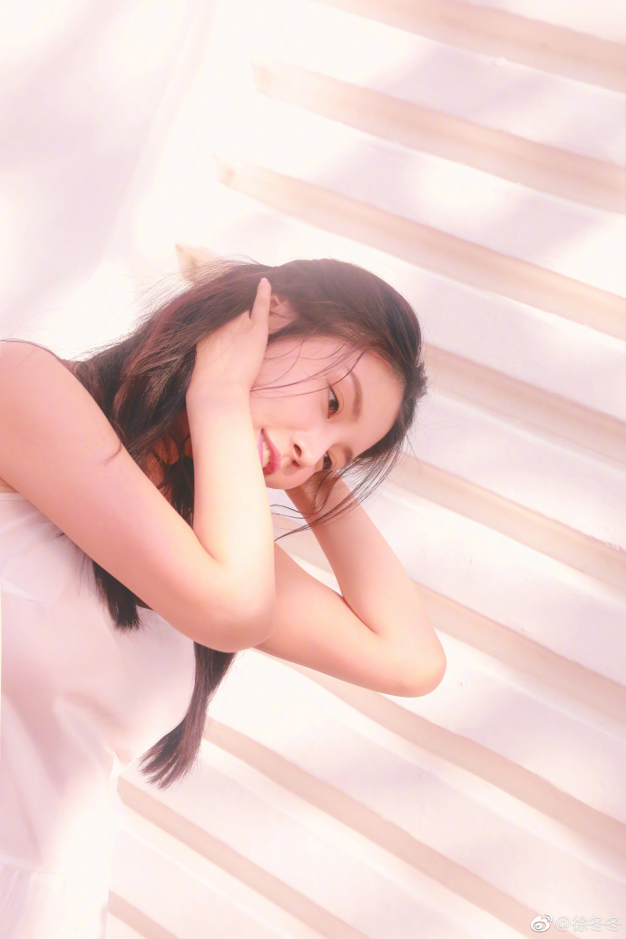 性感女星徐冬冬晒出一组海边写真白色吊带裙仍 7