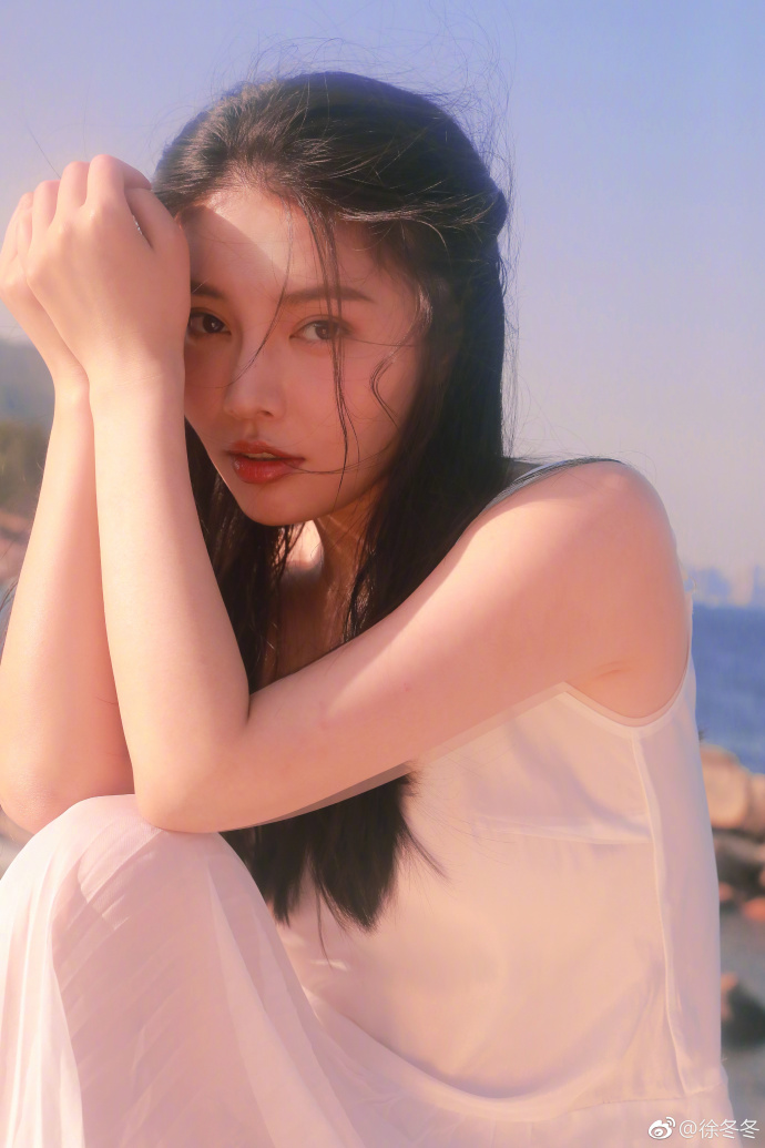 性感女星徐冬冬晒出一组海边写真白色吊带裙仍 8
