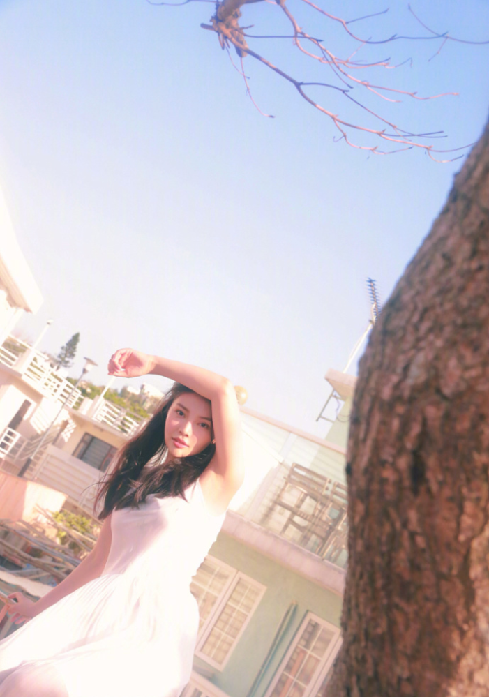 性感女星徐冬冬晒出一组海边写真白色吊带裙仍 9