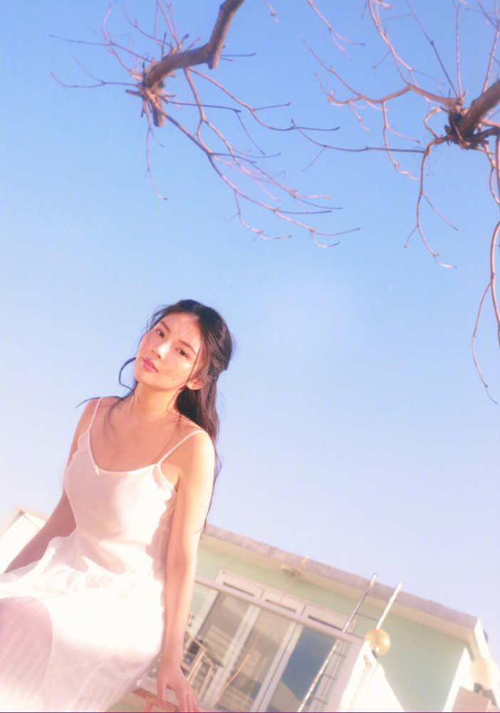 性感女星徐冬冬晒出一组海边写真白色吊带裙仍 10