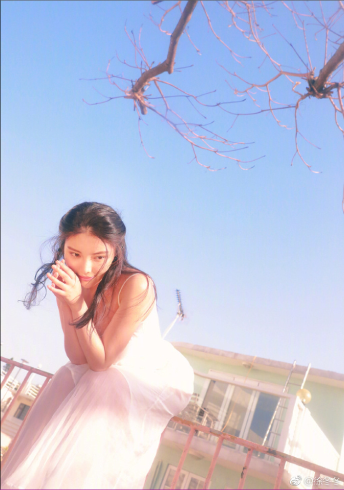 性感女星徐冬冬晒出一组海边写真白色吊带裙仍 11