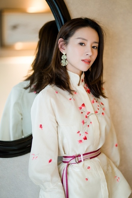 内地女演员董洁身穿黄色绣花套装素雅古典配蕾 5