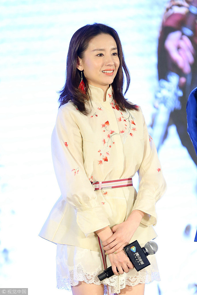 内地女演员董洁身穿黄色绣花套装素雅古典配蕾 6