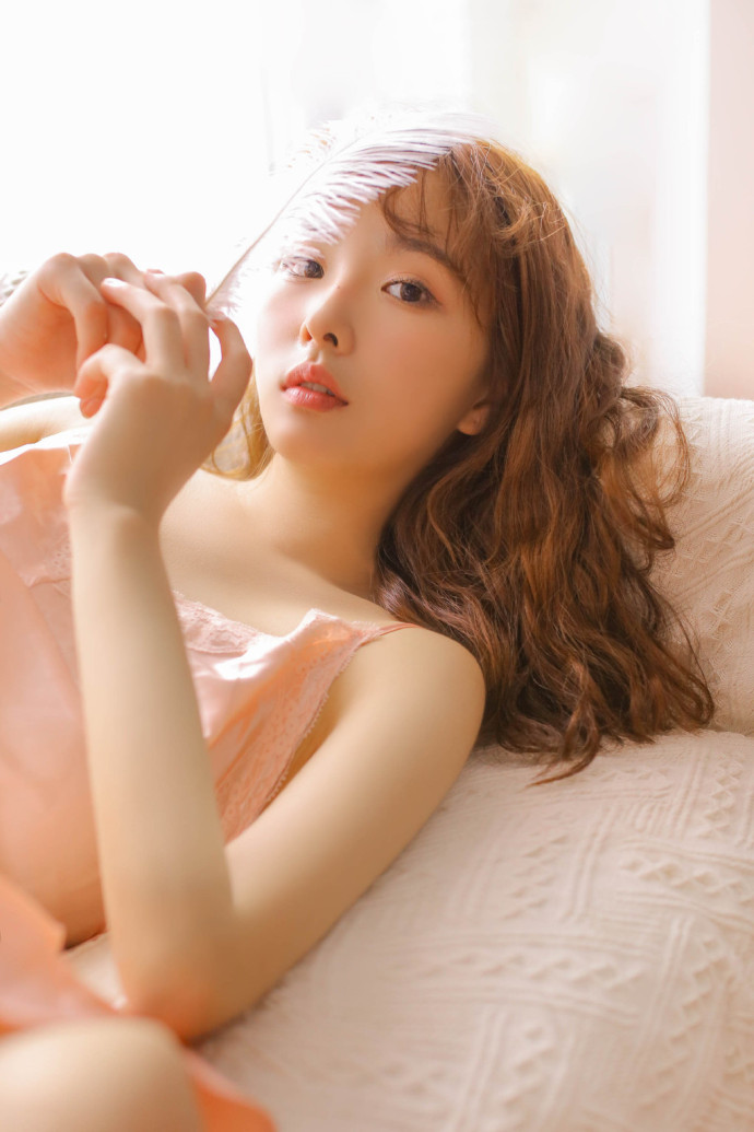 卷发美女风情睡衣写真诱惑福利图片 5