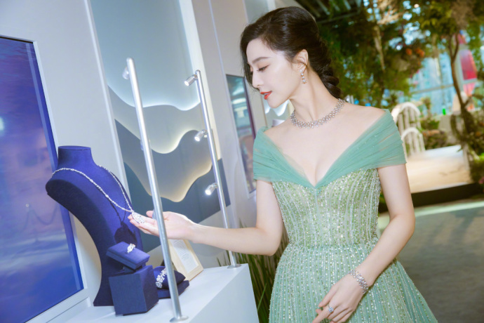 窈窕美女明星范冰冰绿色曳地长裙出席某珠宝发 3