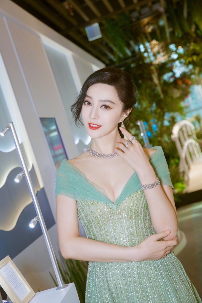 窈窕美女明星范冰冰绿色曳地长裙出席某珠宝发 6