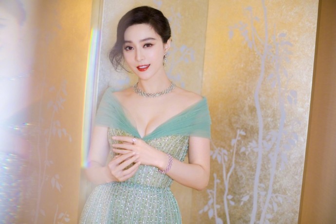 窈窕美女明星范冰冰绿色曳地长裙出席某珠宝发 7