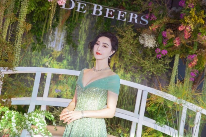 窈窕美女明星范冰冰绿色曳地长裙出席某珠宝发 9