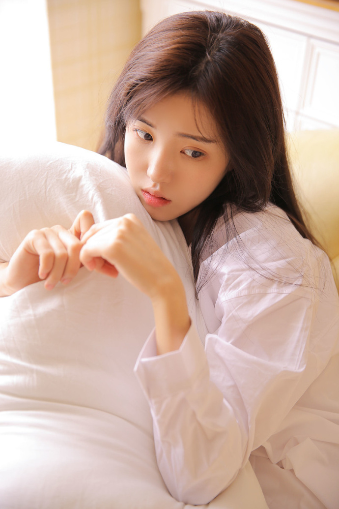 长发清纯美女白衬衫私房写真 4