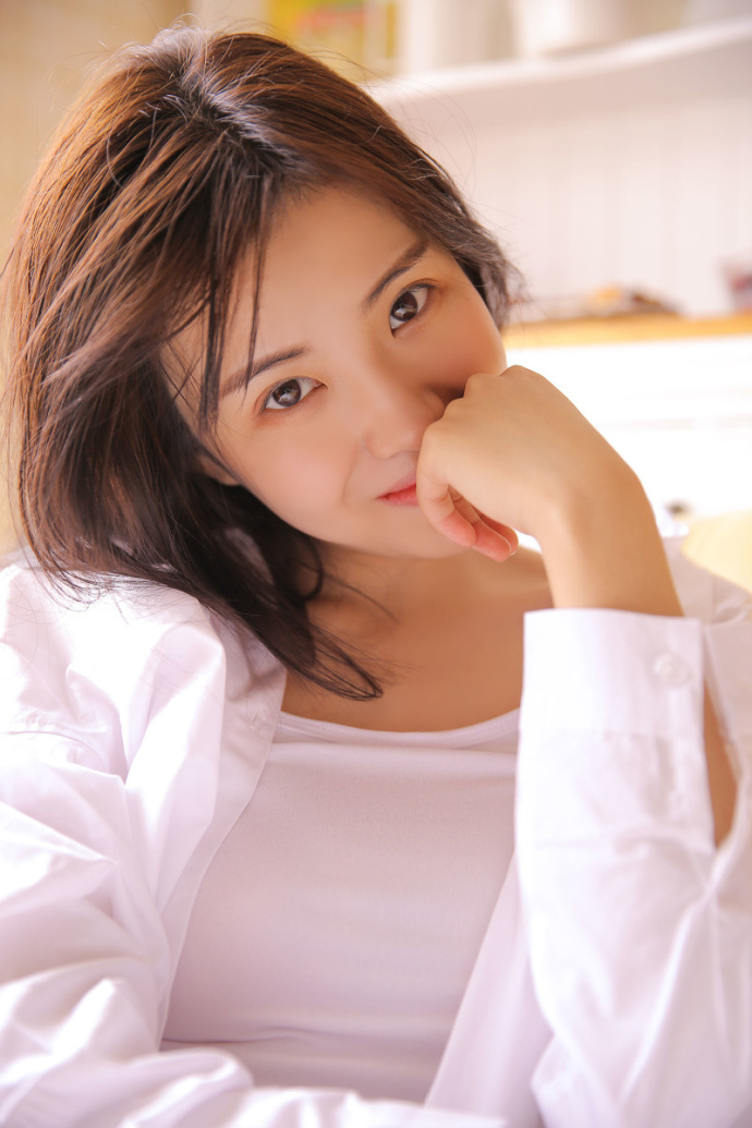 长发清纯美女白衬衫私房写真 7