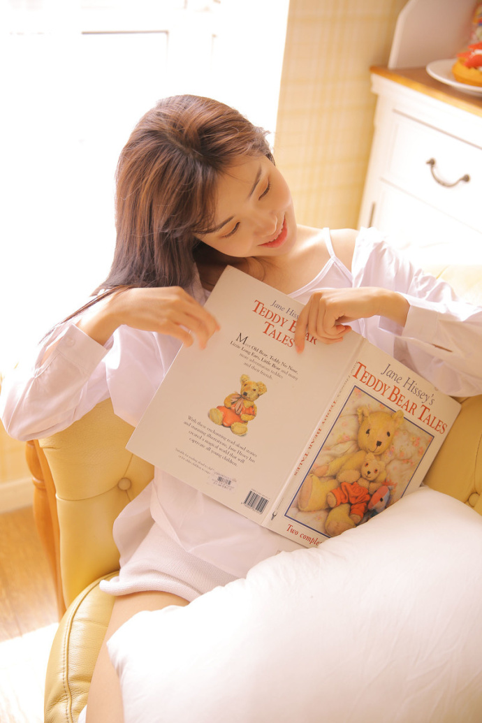 长发清纯美女白衬衫私房写真 8