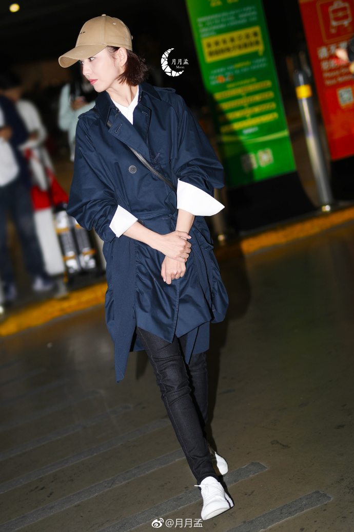 新疆美女明星佟丽娅休闲风衣现身上海机场时尚 3