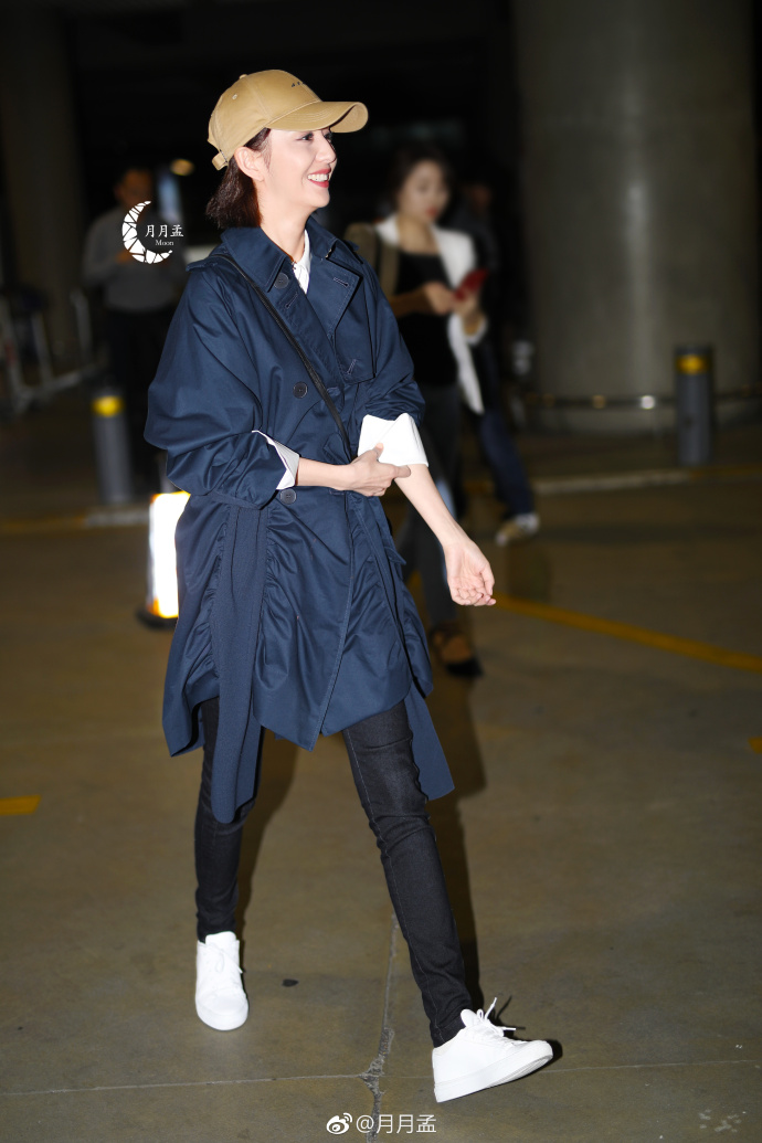 新疆美女明星佟丽娅休闲风衣现身上海机场时尚 5