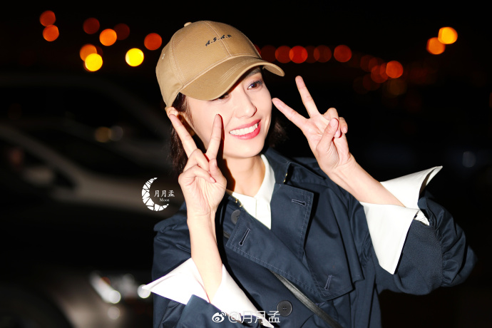 新疆美女明星佟丽娅休闲风衣现身上海机场时尚 6